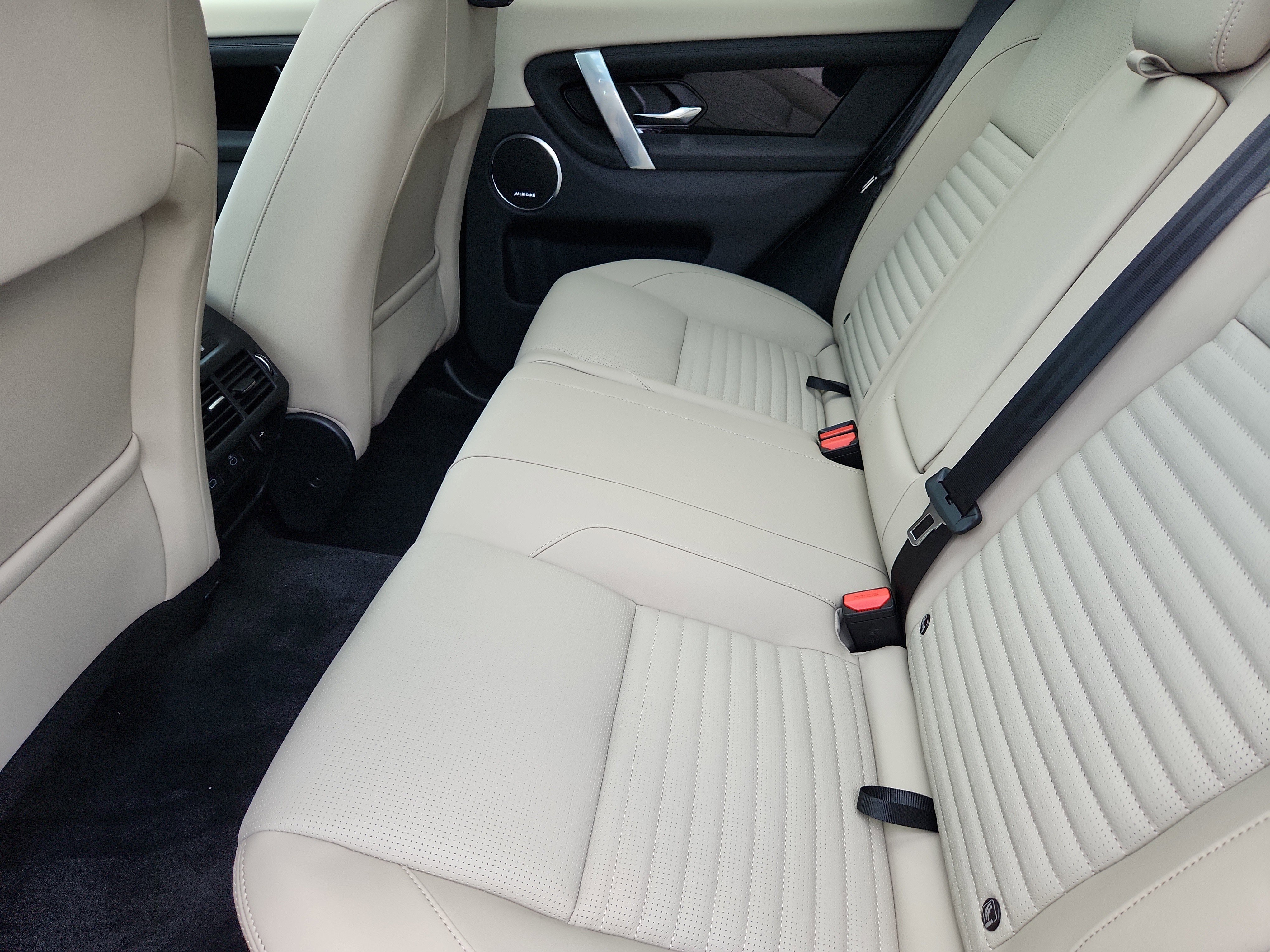 Used 2025 Land Rover Discovery Sport S image 5