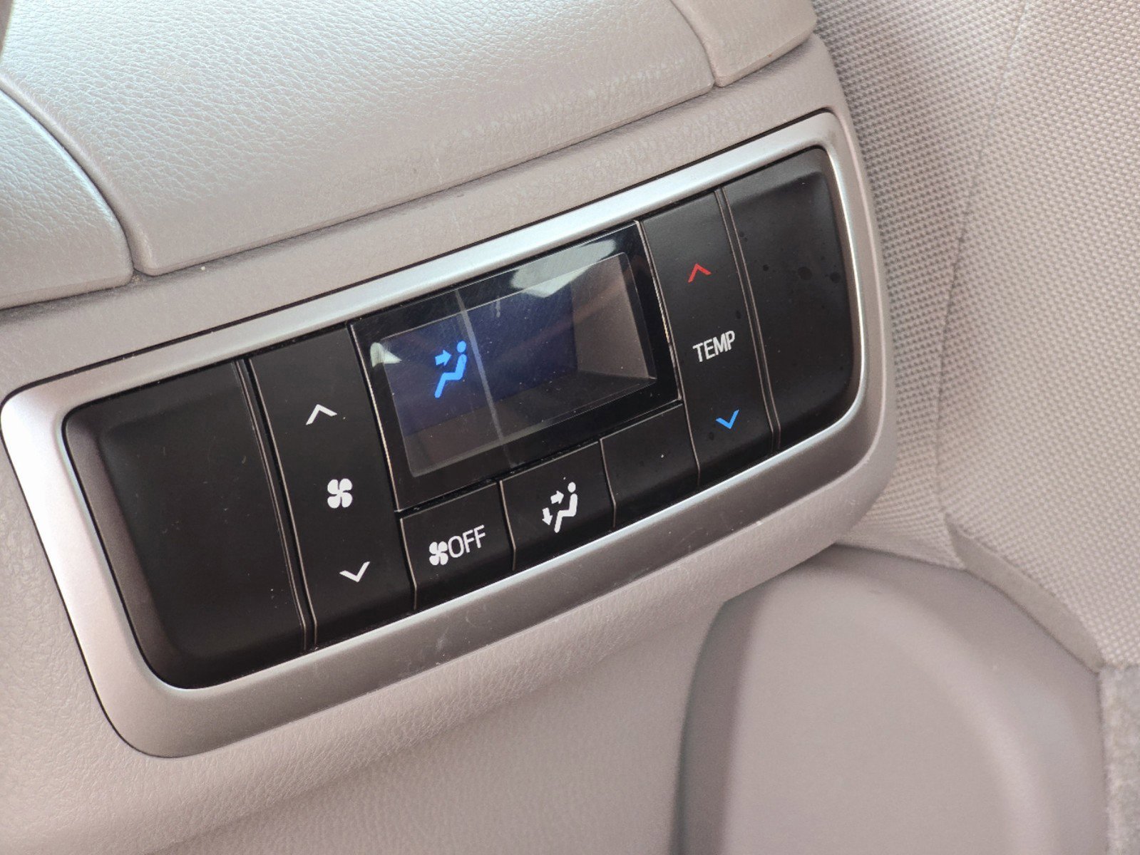 Used 2018 Toyota Highlander LE image 19