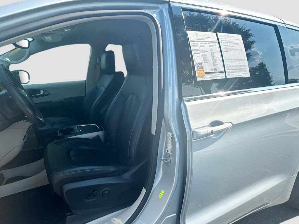 Used 2024 Chrysler Pacifica Touring-L FWD image 24