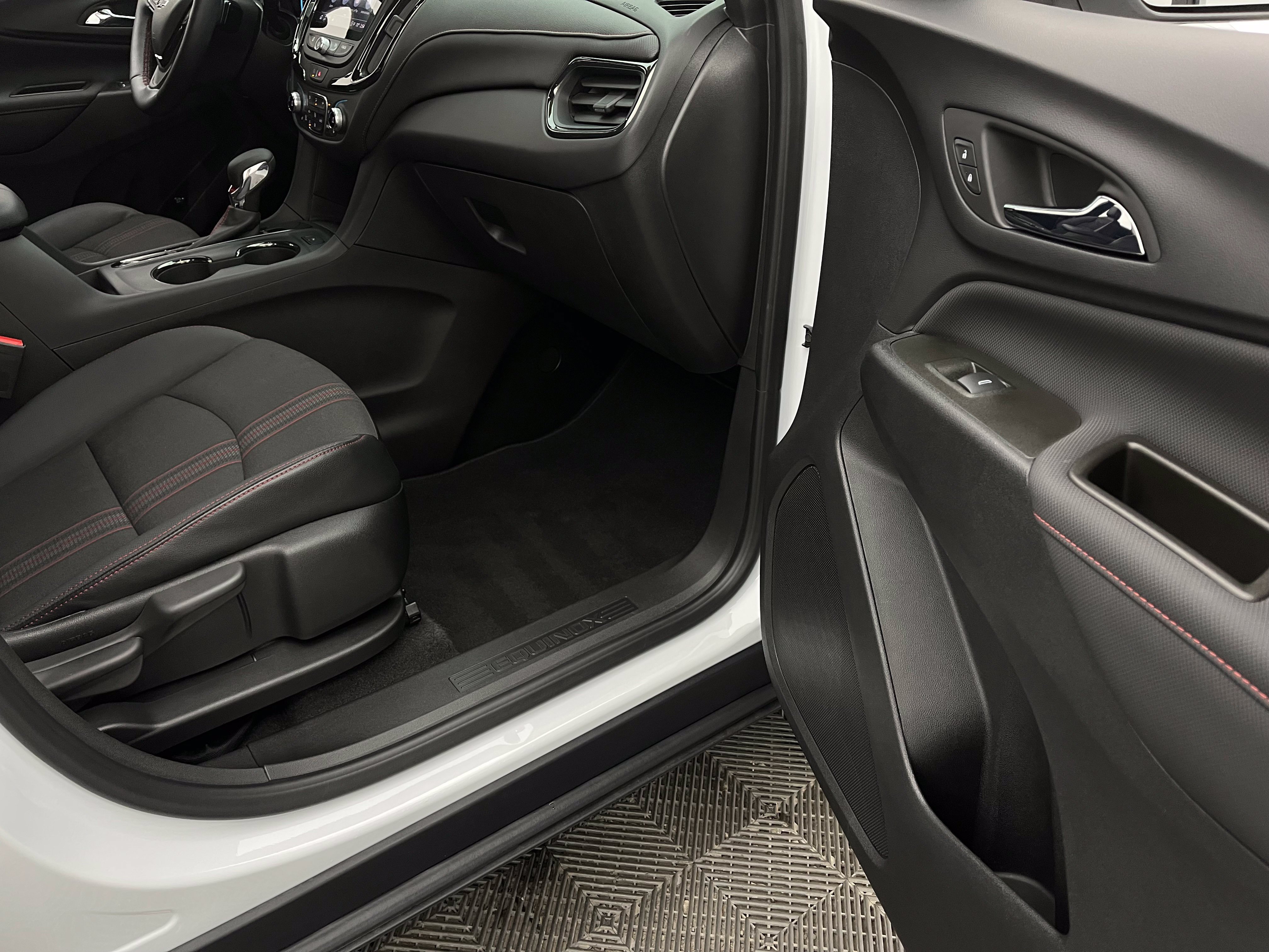 Used 2023 Chevrolet Equinox RS FWD image 33