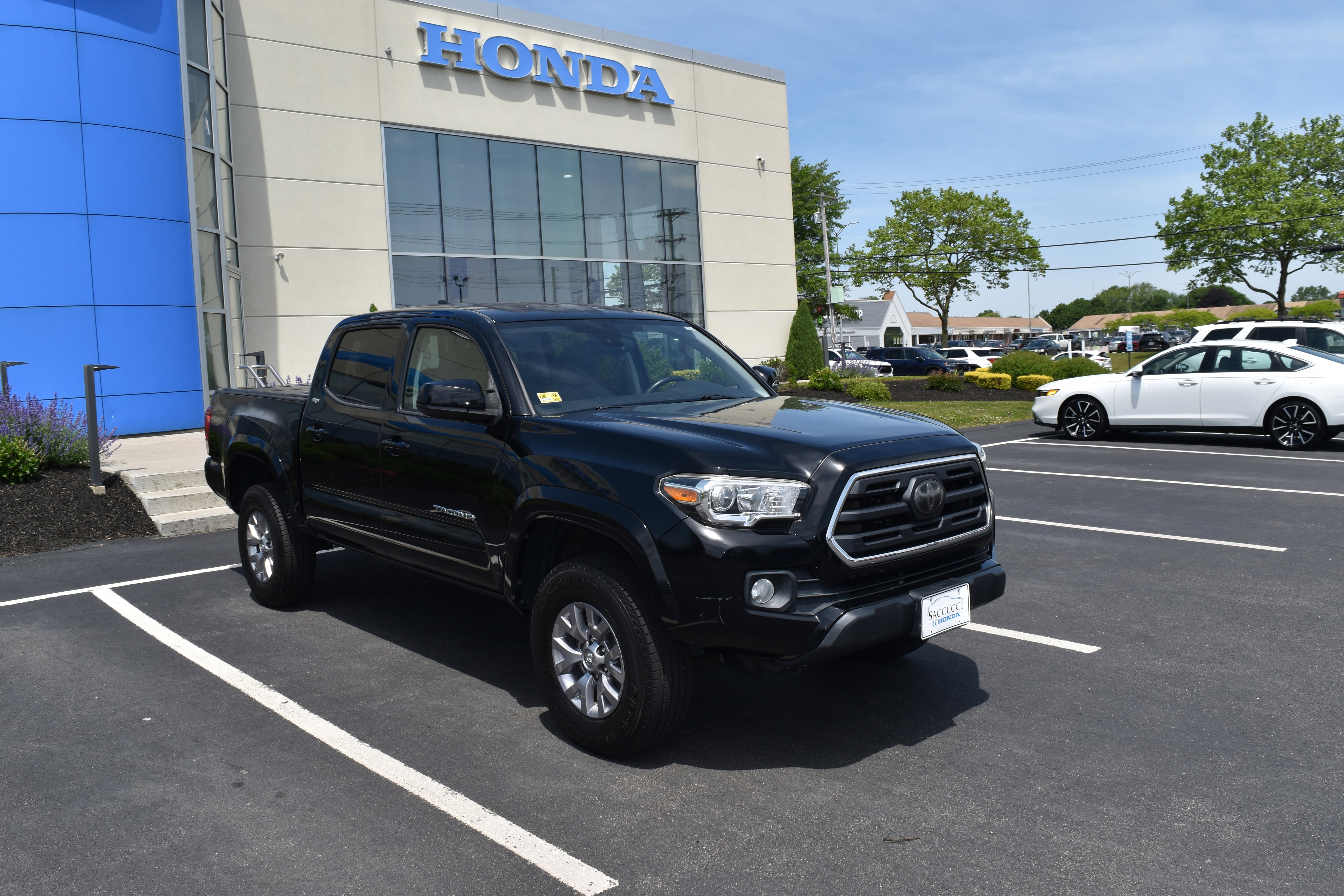 Used 2018 Toyota Tacoma SR5 RWD image 2