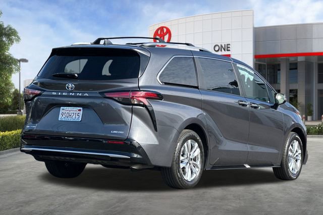 Used 2025 Toyota Sienna Limited image 4