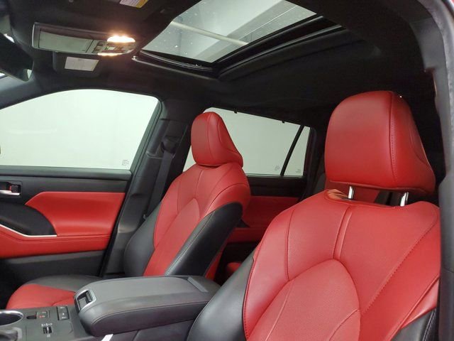 Used 2021 Toyota Highlander XSE FWD image 19