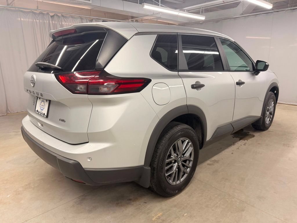 Used 2024 Nissan Rogue S AWD/4WD image 14