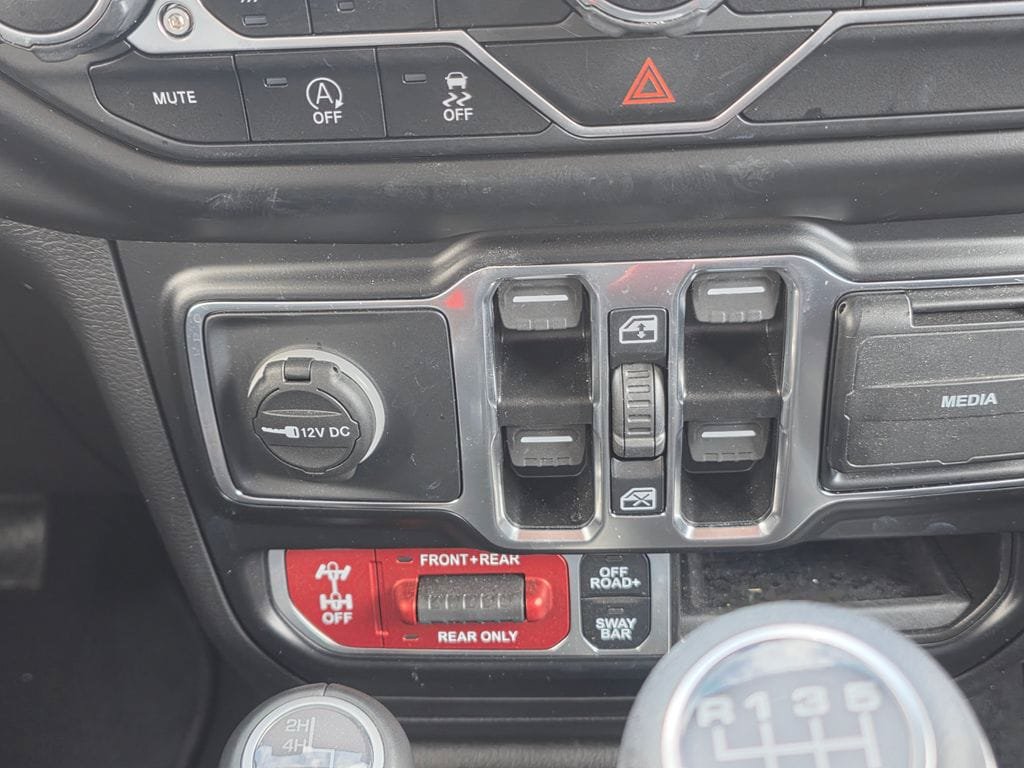 Used 2022 Jeep Gladiator Rubicon w/ Cold Weather Group AWD/4WD image 16