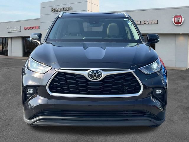 Used 2022 Toyota Highlander XLE FWD image 2