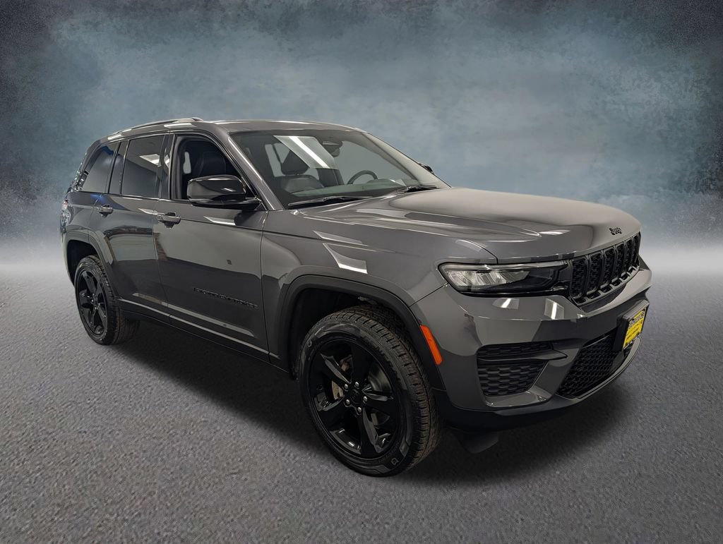 Used 2022 Jeep Grand Cherokee Altitude AWD/4WD image 3