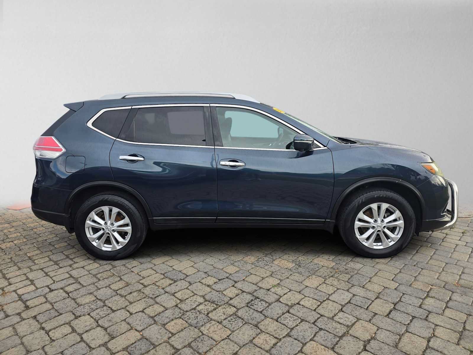 Used 2015 Nissan Rogue SV w/ SV Premium Package AWD/4WD image 2