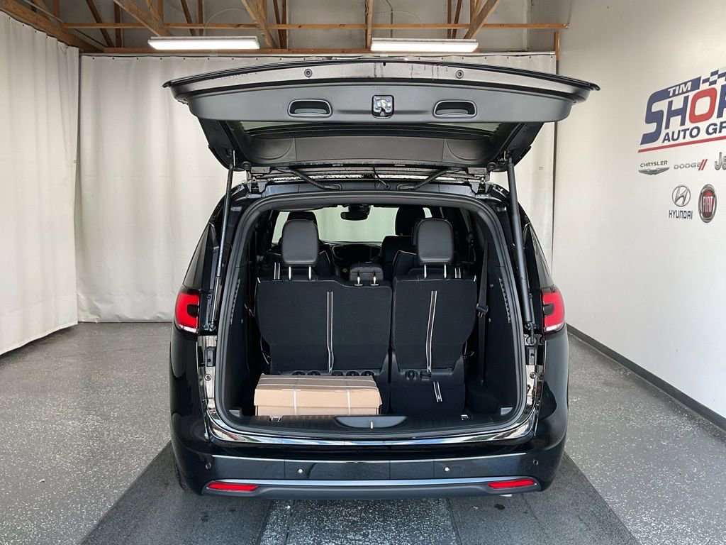 New 2025 Chrysler Pacifica Limited image 7