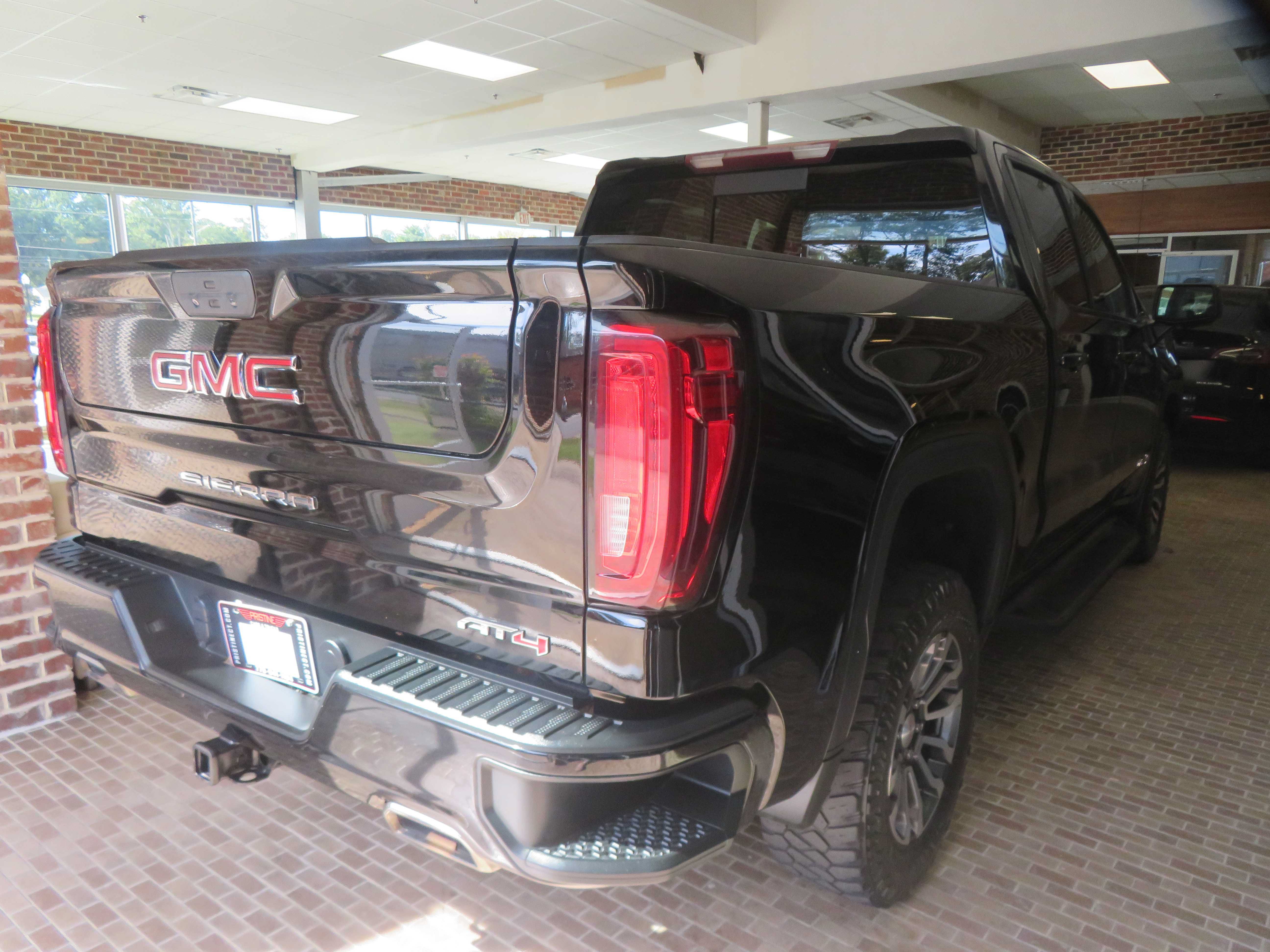 Used 2022 GMC Sierra 1500 AT4 w/ AT4 Preferred Package AWD/4WD image 4