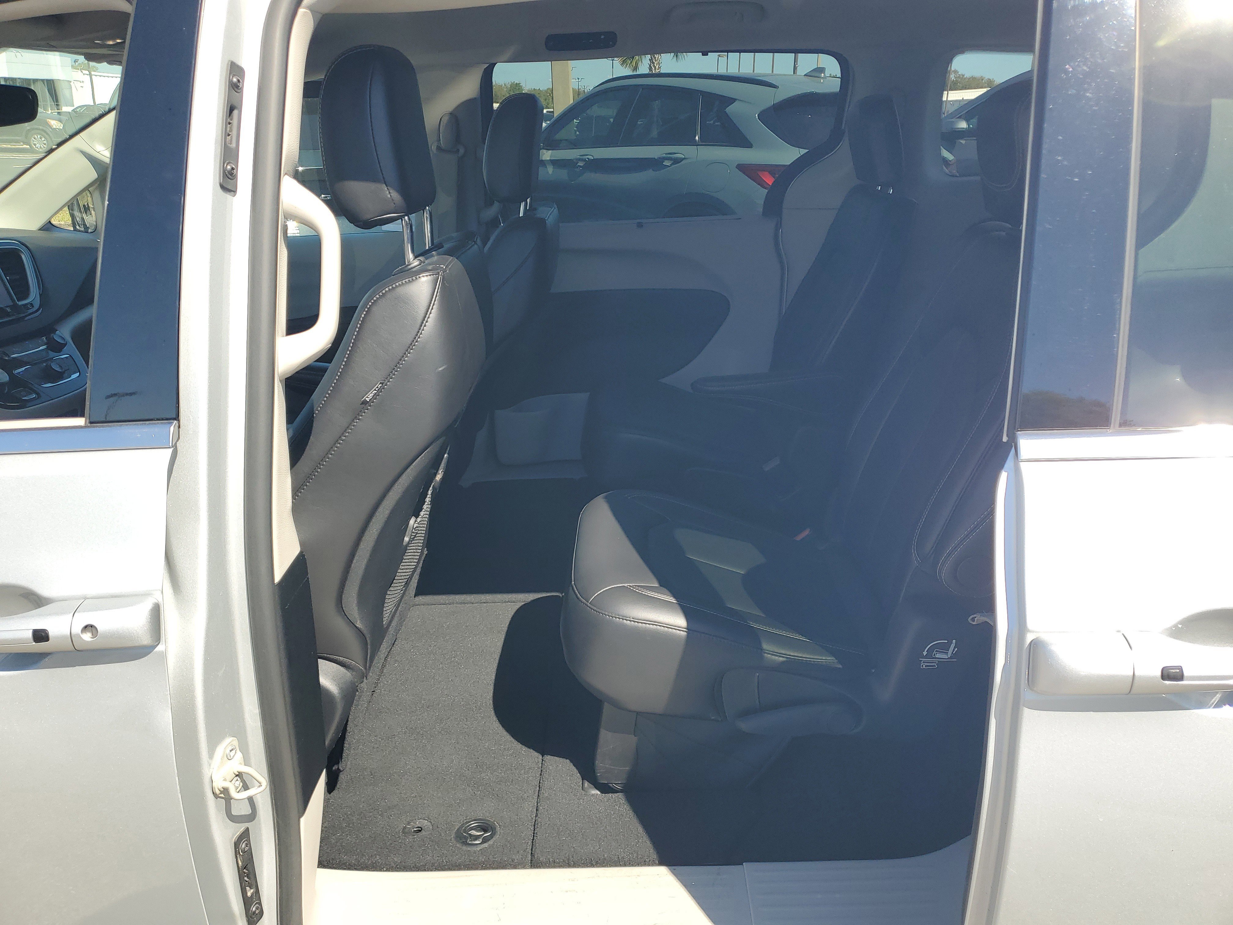 Used 2024 Chrysler Pacifica Touring-L FWD image 15