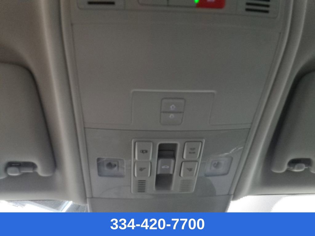 Certified 2025 Volkswagen Taos SE w/ Panoramic Sunroof Package image 28