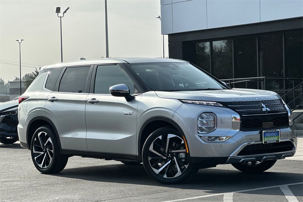 New 2025 Mitsubishi Outlander SE image 3