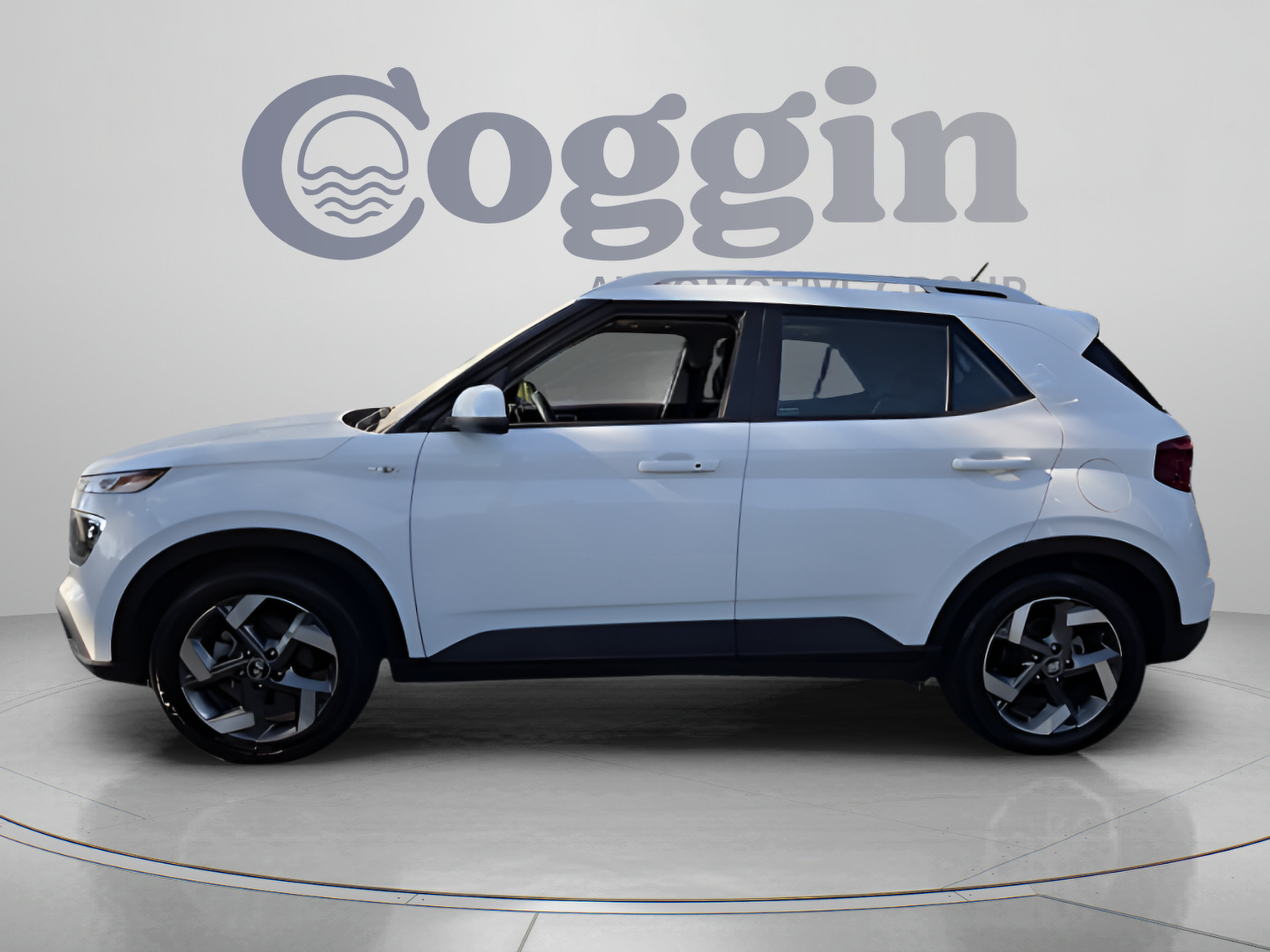 Used 2025 Hyundai Venue SEL FWD image 2