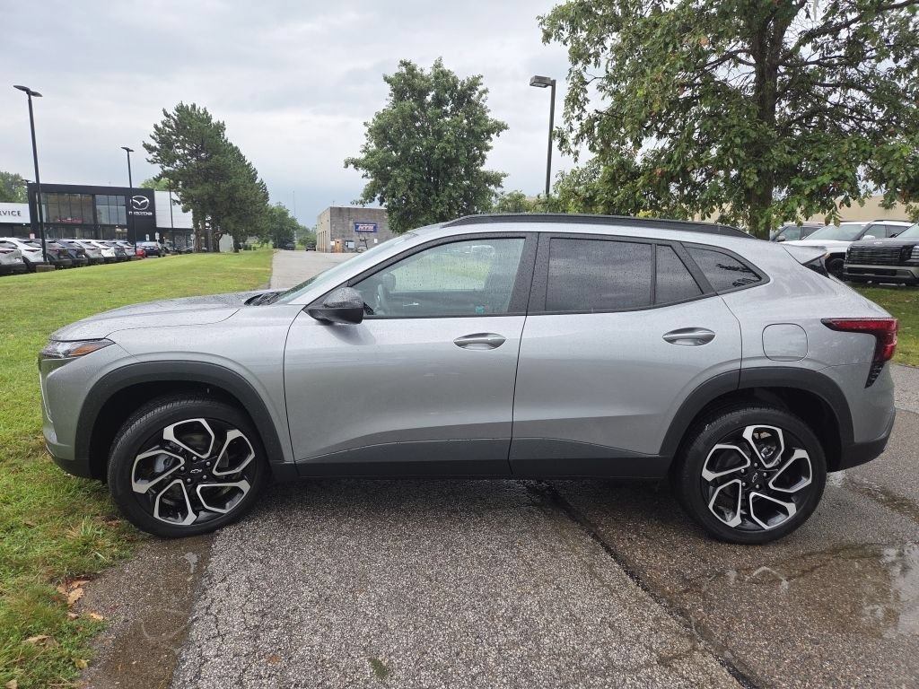 Used 2025 Chevrolet Trax RS w/ Sunroof Package FWD image 17