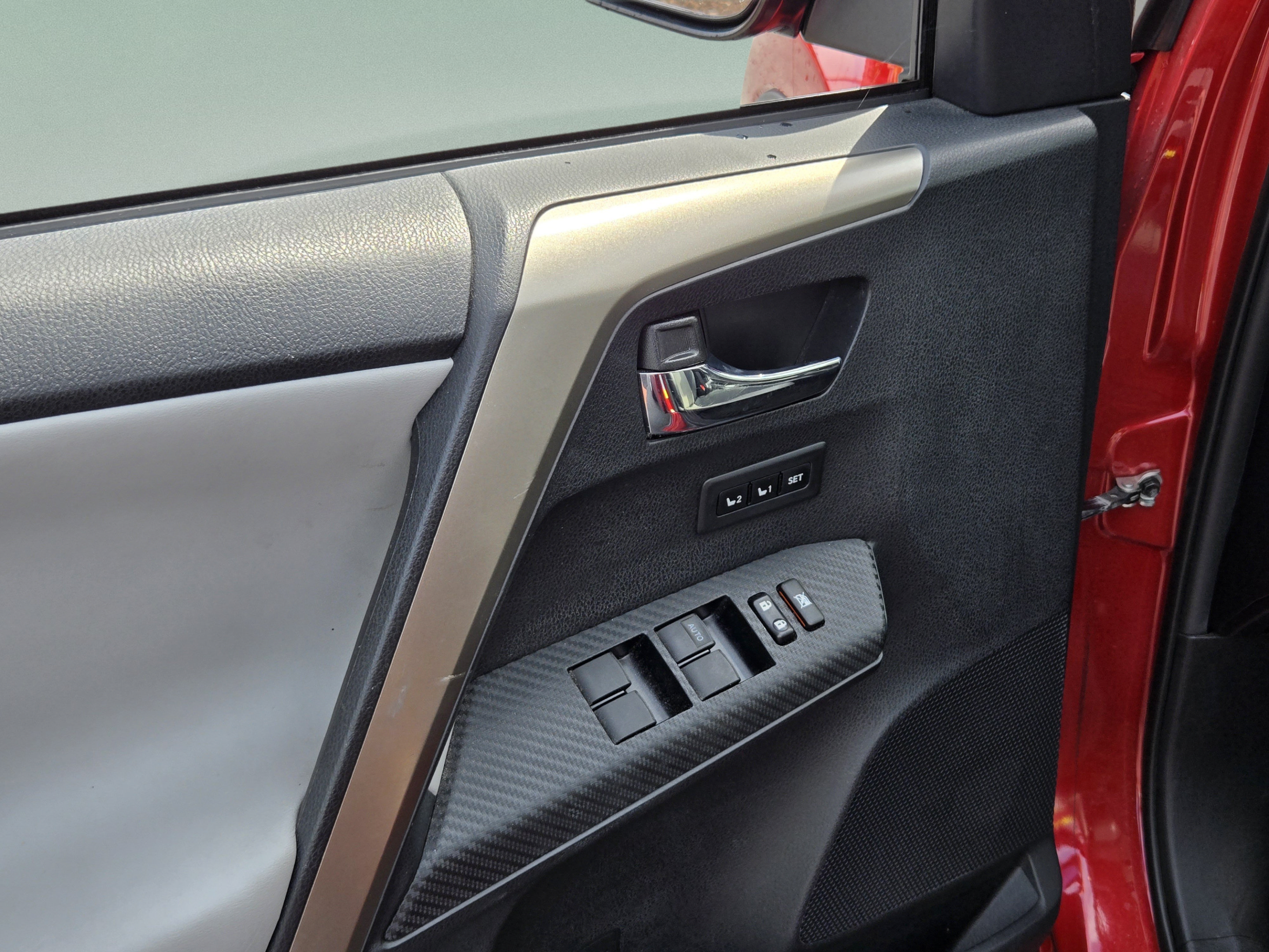 Used 2015 Toyota RAV4 Limited w/ Technology Package FWD image 10