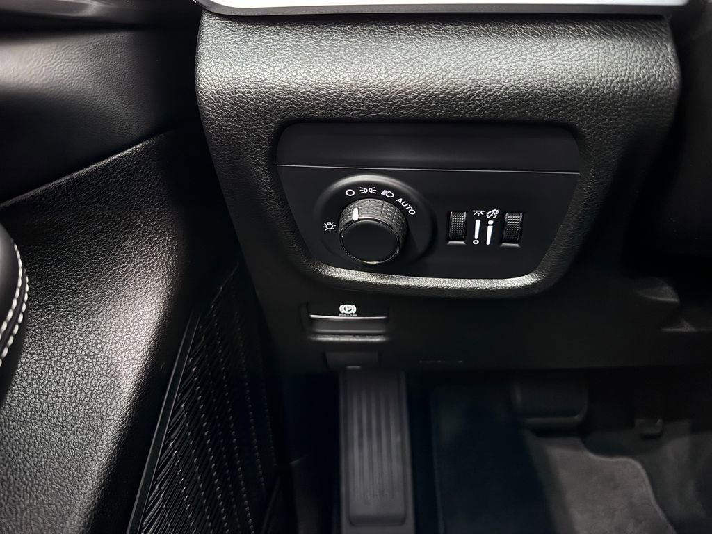 Used 2025 Jeep Grand Cherokee L Laredo AWD/4WD image 22