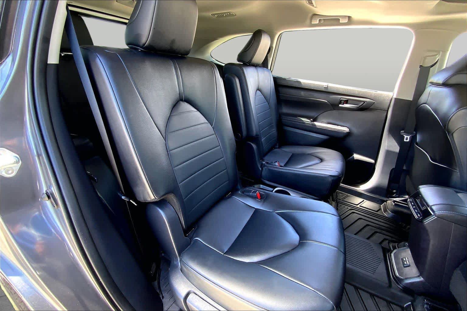 Used 2024 Toyota Highlander XLE FWD image 19