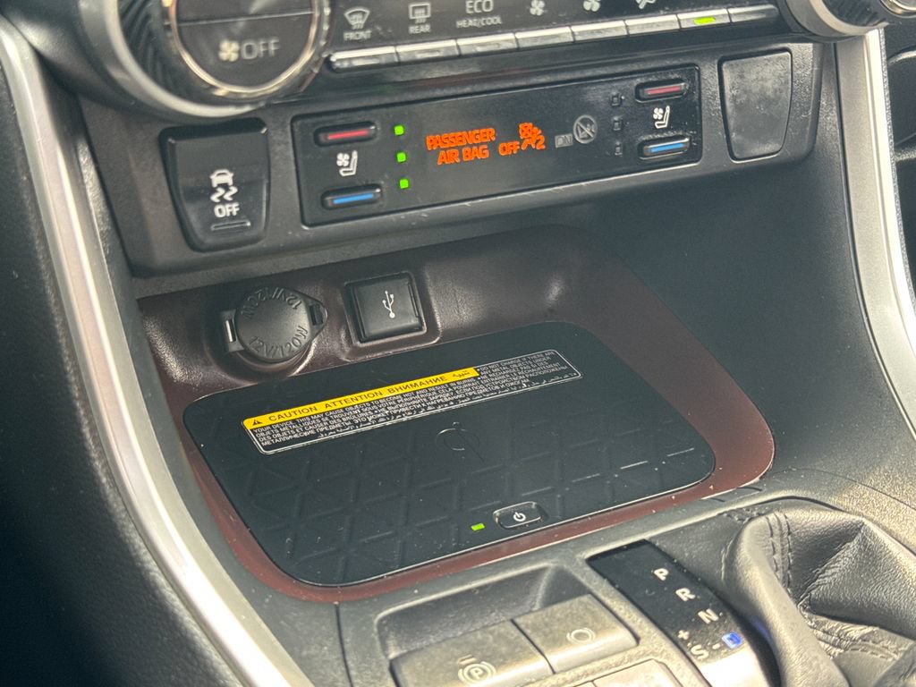 Used 2020 Toyota RAV4 Limited AWD/4WD image 28
