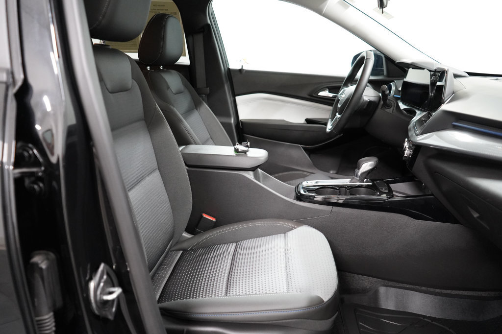 Used 2024 Chevrolet Trax LT w/ Sunroof Package FWD image 22