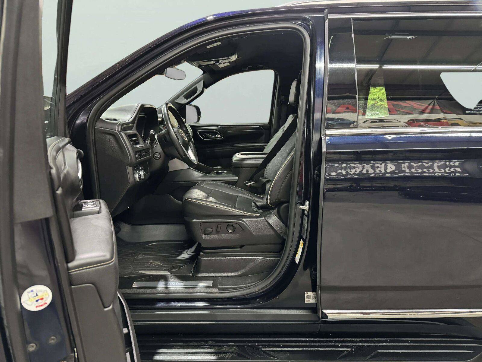 Used 2022 GMC Yukon SLT w/ SLT Luxury Package AWD/4WD image 23