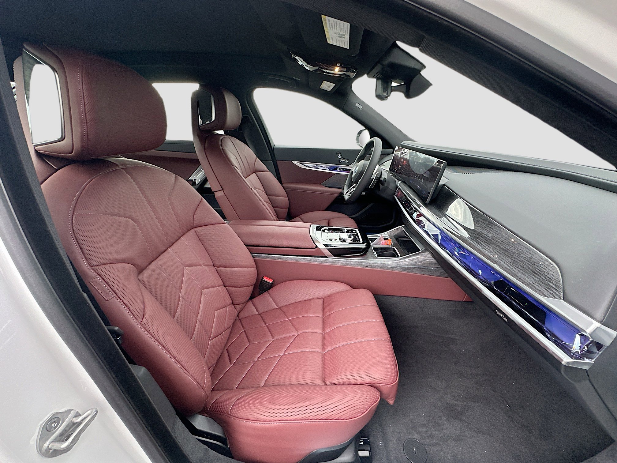 New 2026 BMW 750e xDrive w/ Premium Package image 24