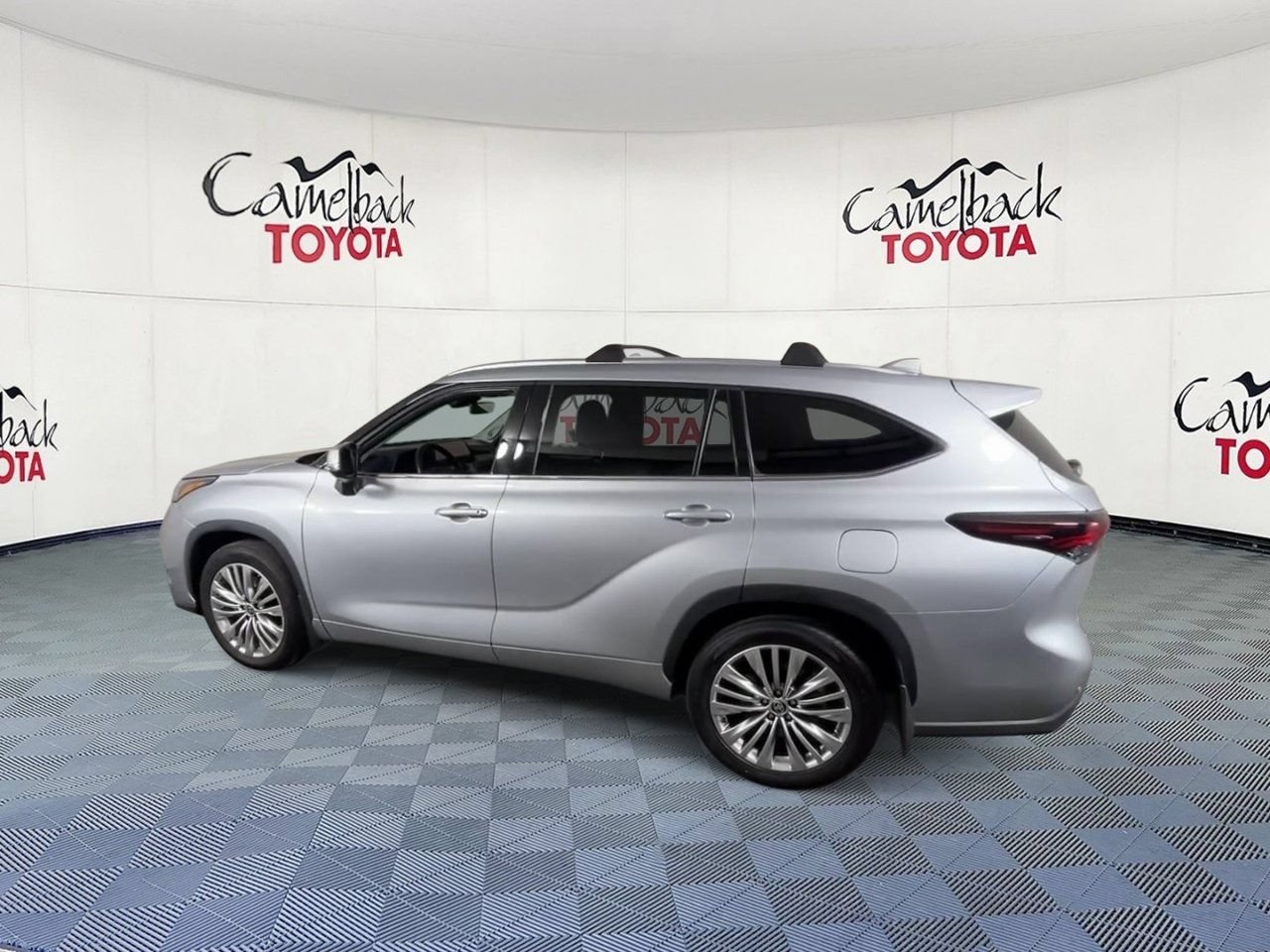 Used 2025 Toyota Highlander Platinum AWD/4WD image 8
