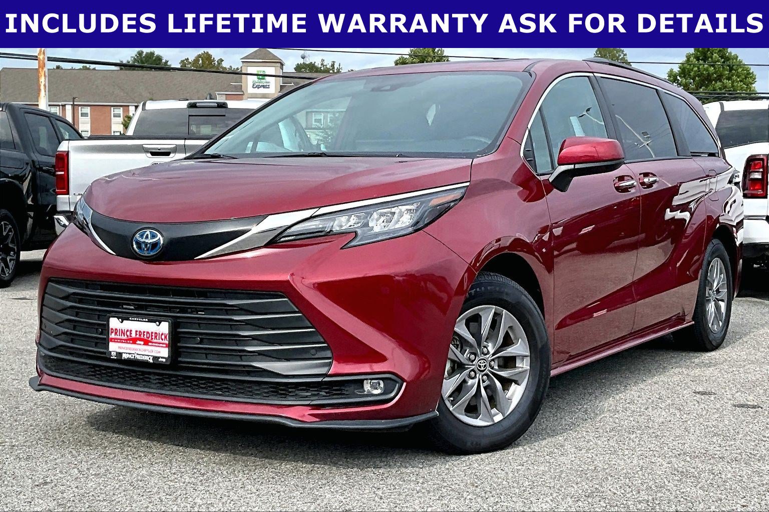 Used 2025 Toyota Sienna XLE FWD image 3
