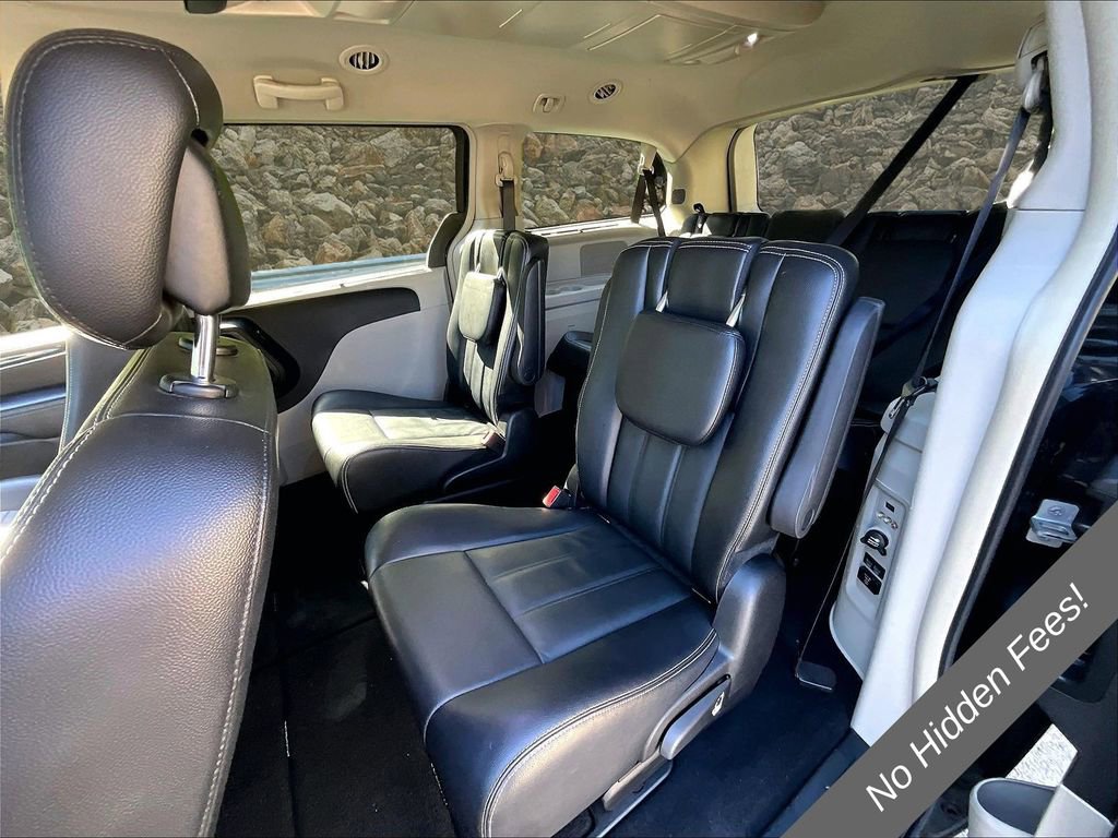 Used 2015 Chrysler Town & Country Touring FWD image 23