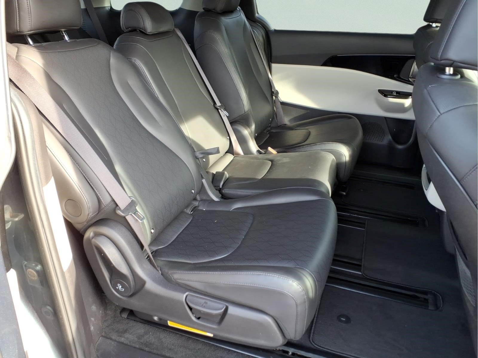Used 2022 Kia Carnival EX FWD image 25