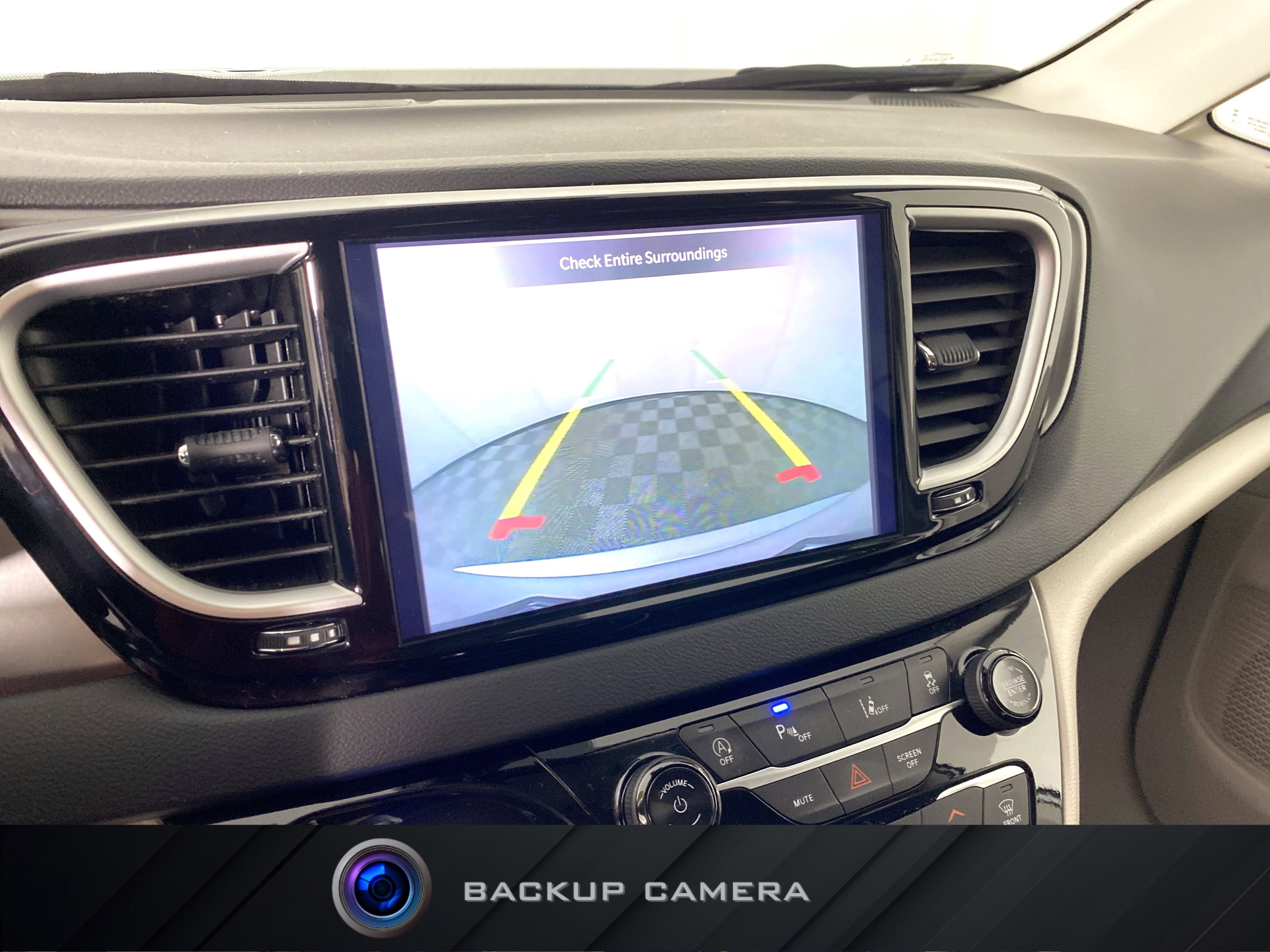 Used 2024 Chrysler Pacifica Touring-L image 4