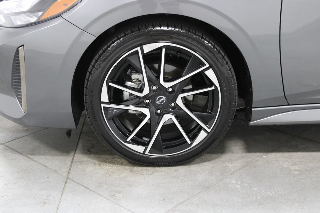Used 2025 Nissan Sentra SR FWD image 16