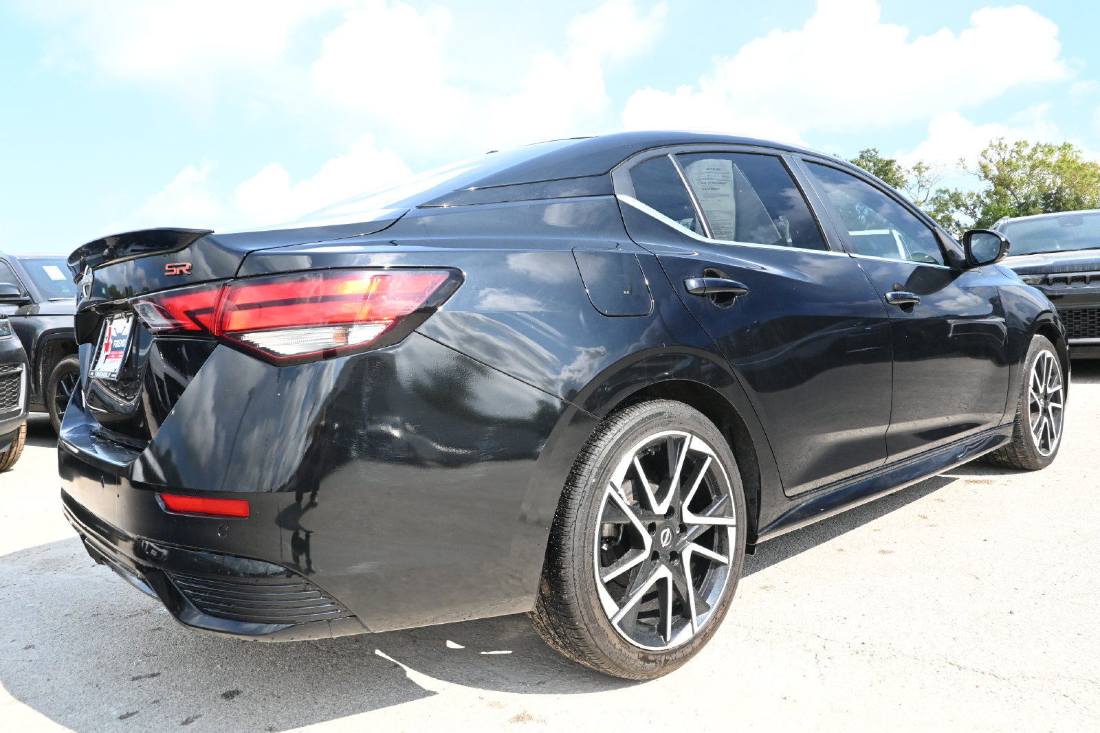 Used 2025 Nissan Sentra SR FWD image 2