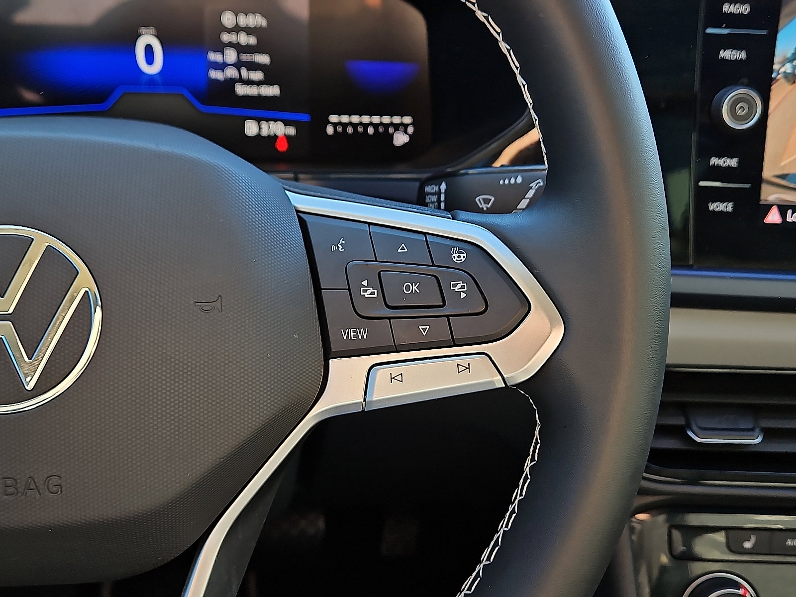 Certified 2023 Volkswagen Taos SE w/ Panoramic Sunroof Package image 17