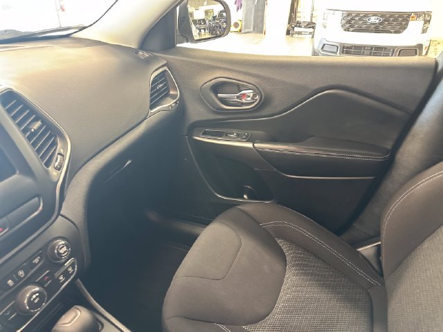Used 2019 Jeep Cherokee Latitude w/ Popular Appearance Group AWD/4WD image 23