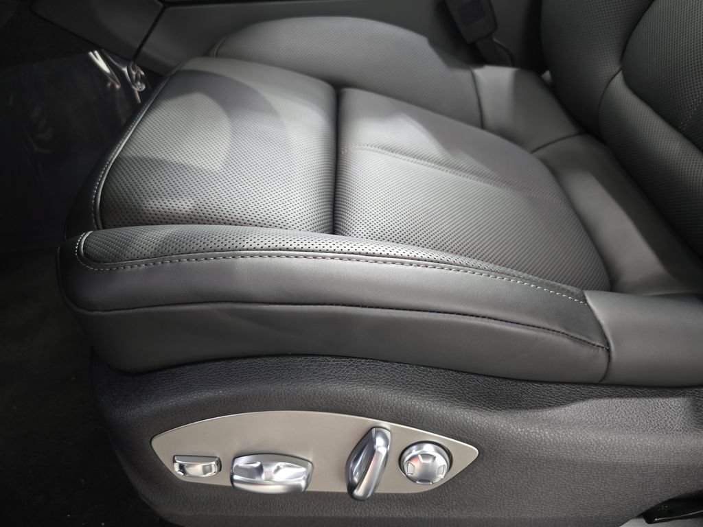 Certified 2026 Porsche Macan AWD/4WD image 23