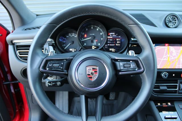 Certified 2025 Porsche Macan image 20