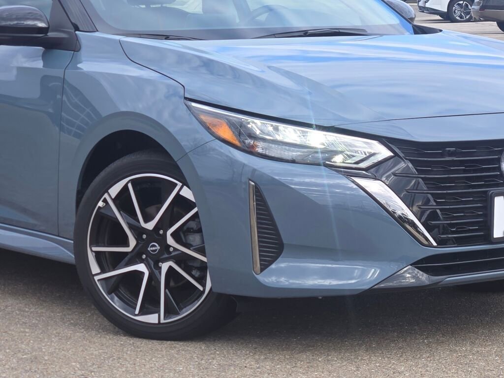 Used 2025 Nissan Sentra SR w/ SR Premium Package image 3