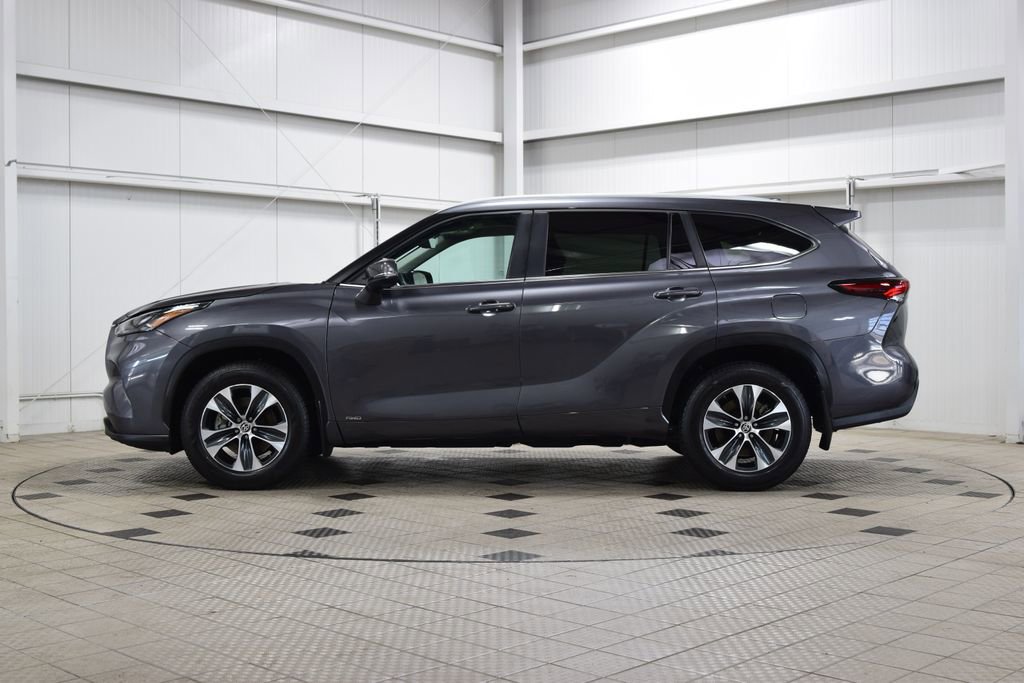 Used 2024 Toyota Highlander XLE AWD/4WD image 4
