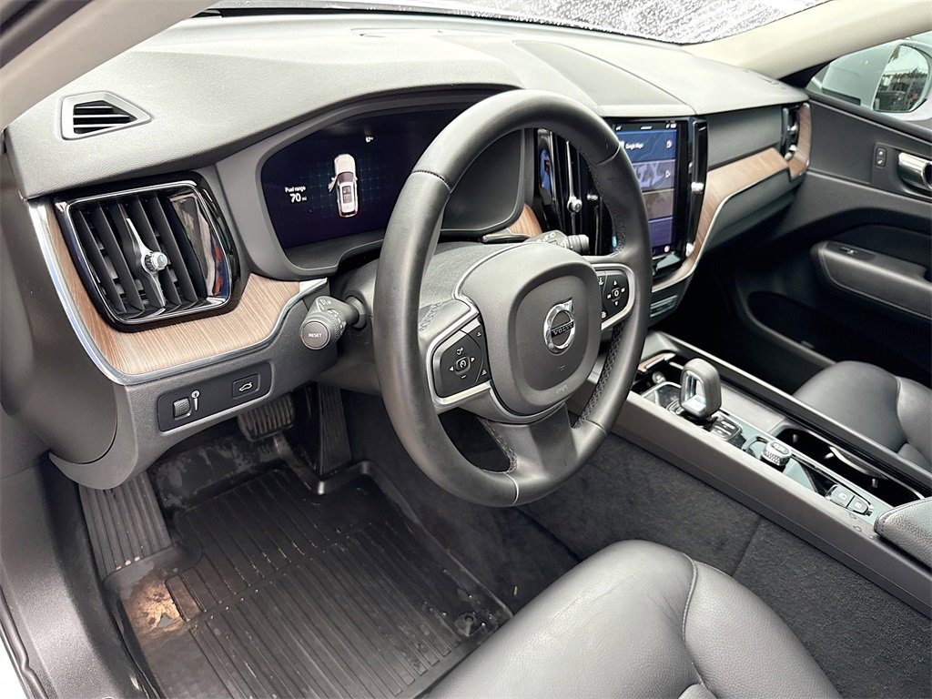 Used 2022 Volvo XC60 B5 Momentum image 10