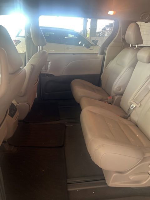 Used 2020 Toyota Sienna XLE image 7