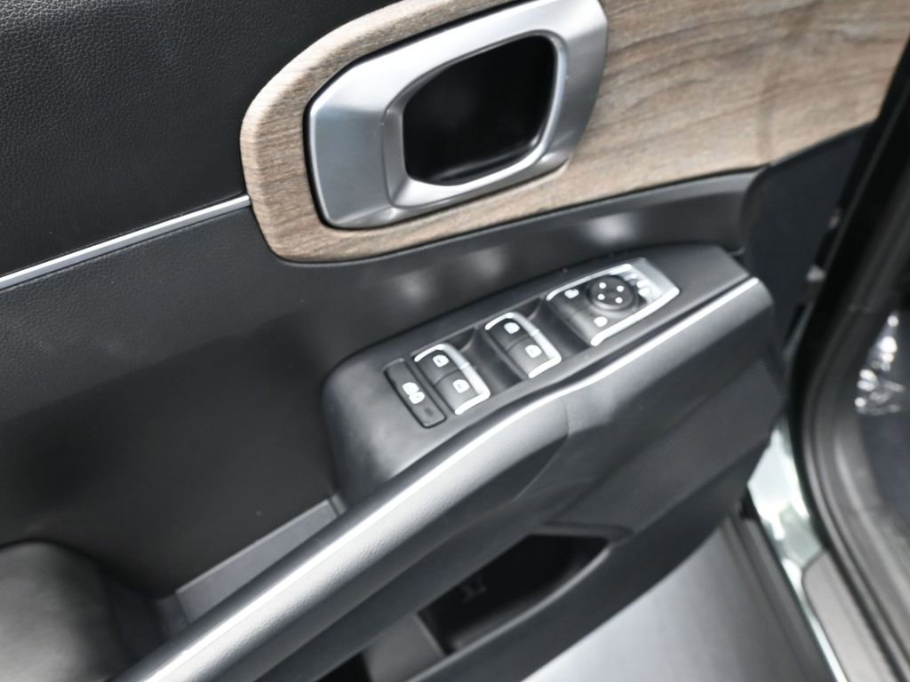 Used 2023 Kia Sorento S w/ Panoramic Sunroof Package image 16