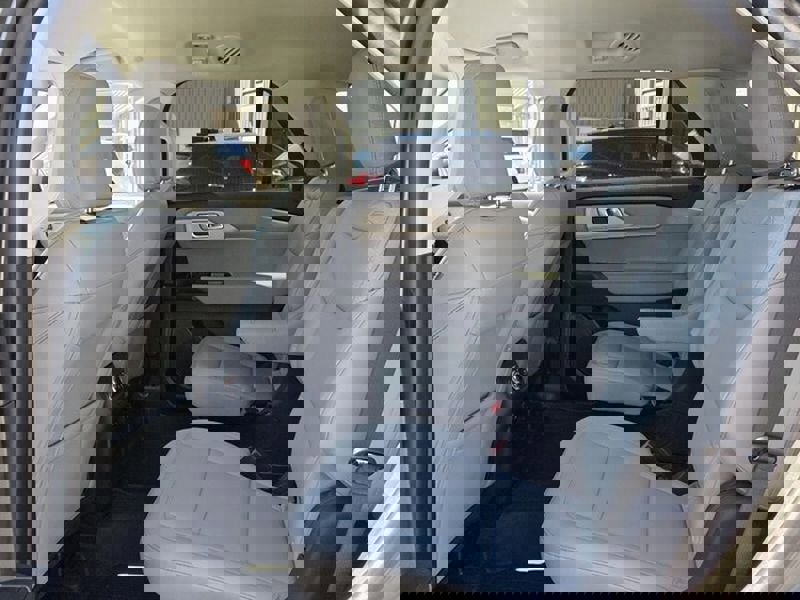 Used 2025 Ford Explorer Active w/ Active Comfort Package image 7