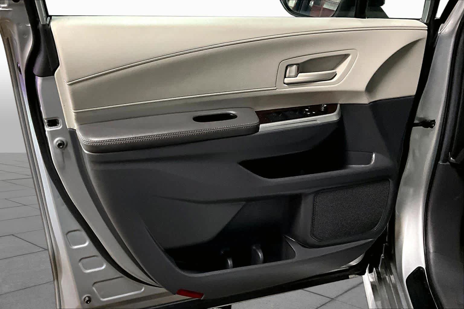 Used 2024 Toyota Sienna LE FWD image 20
