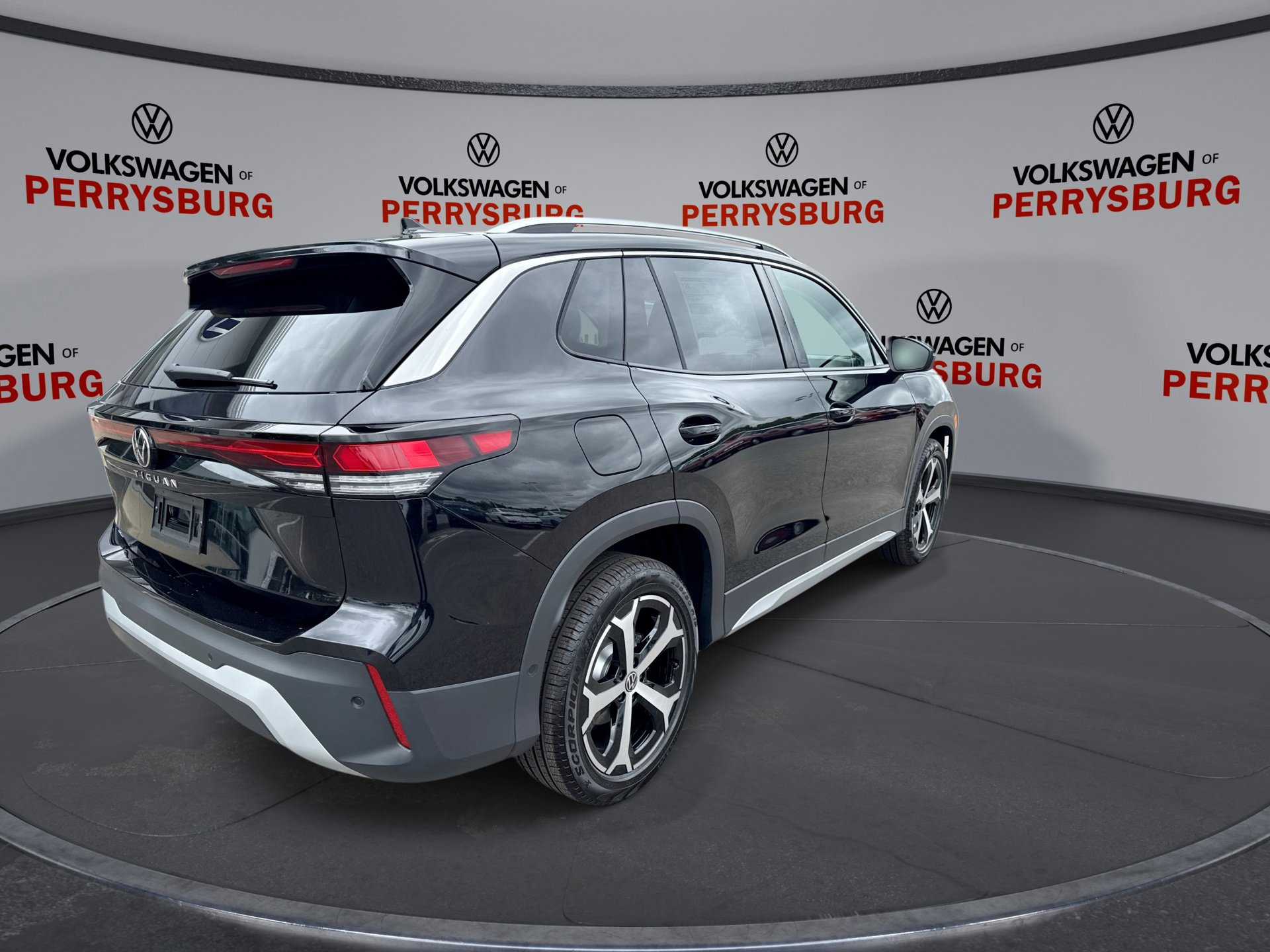 Used 2025 Volkswagen Tiguan SE image 8