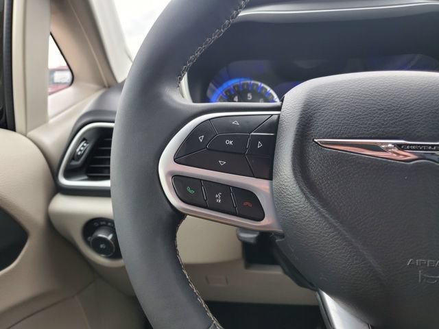 Used 2024 Chrysler Pacifica Touring-L FWD image 12