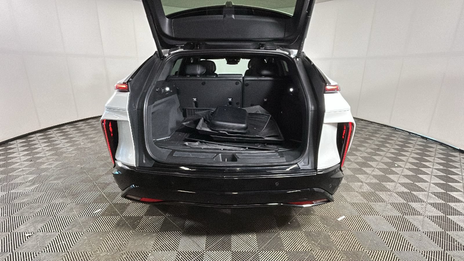 Used 2024 Cadillac Lyriq Sport RWD image 28