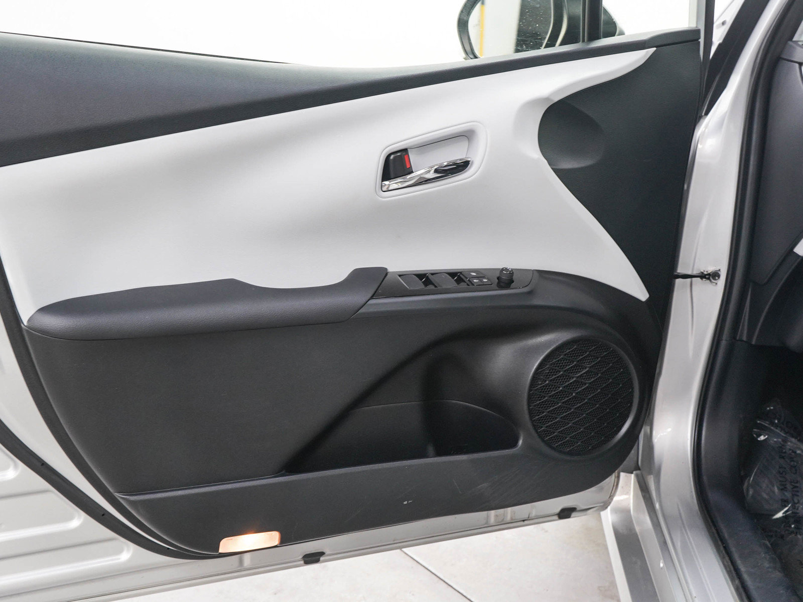 Used 2021 Toyota Prius LE FWD image 18