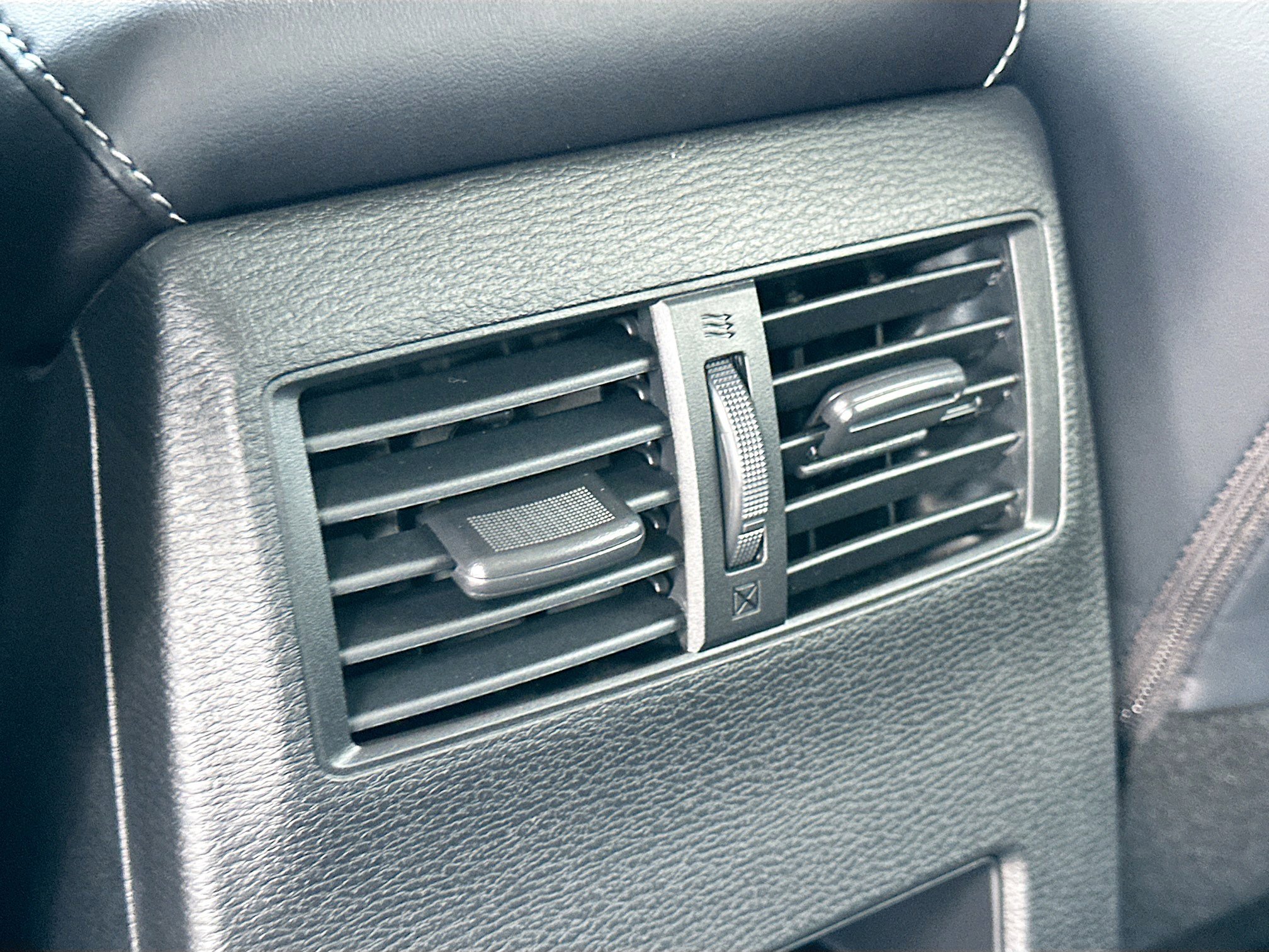 New 2025 Mitsubishi Outlander SE image 18