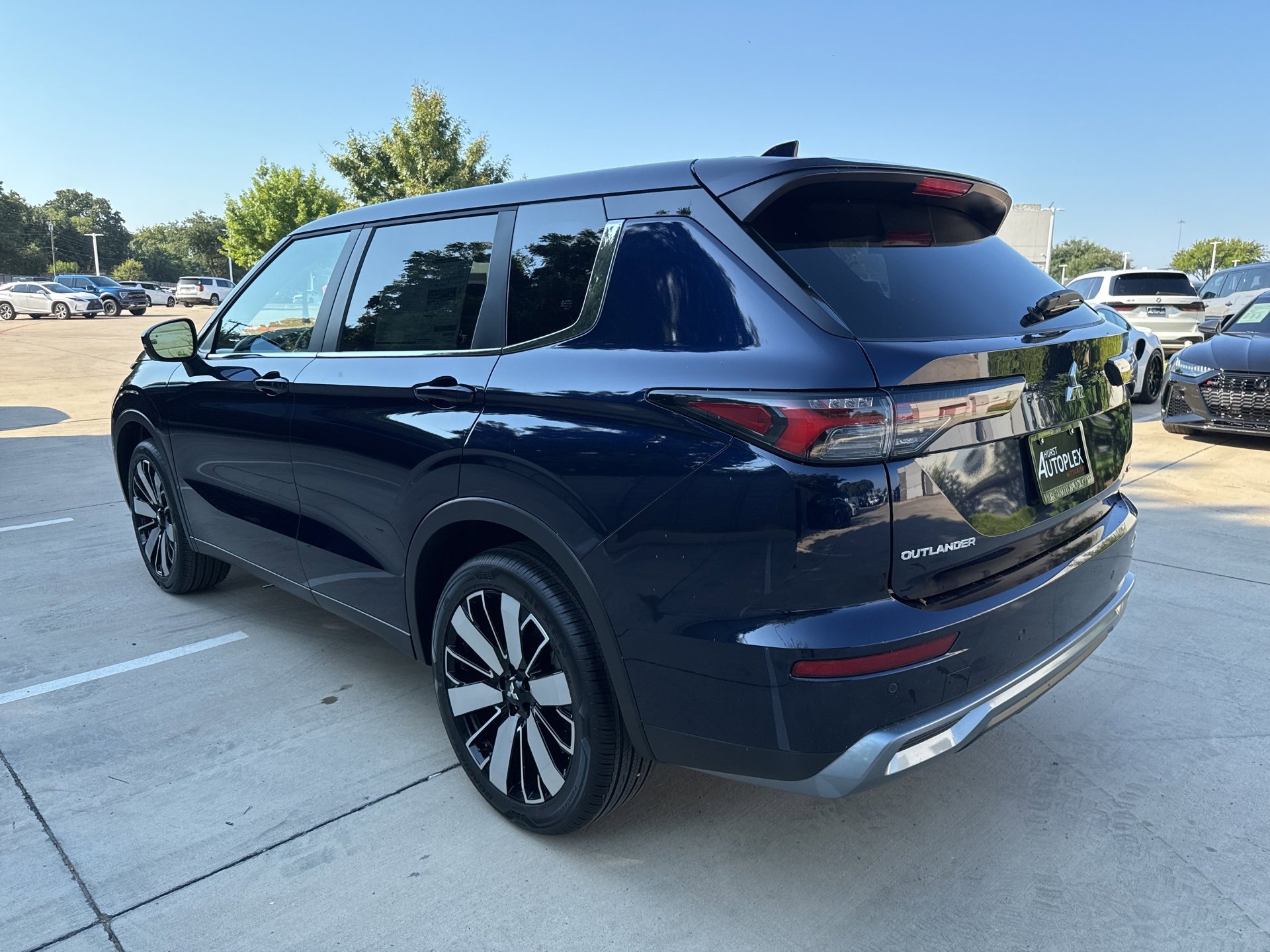 New 2025 Mitsubishi Outlander SE image 3